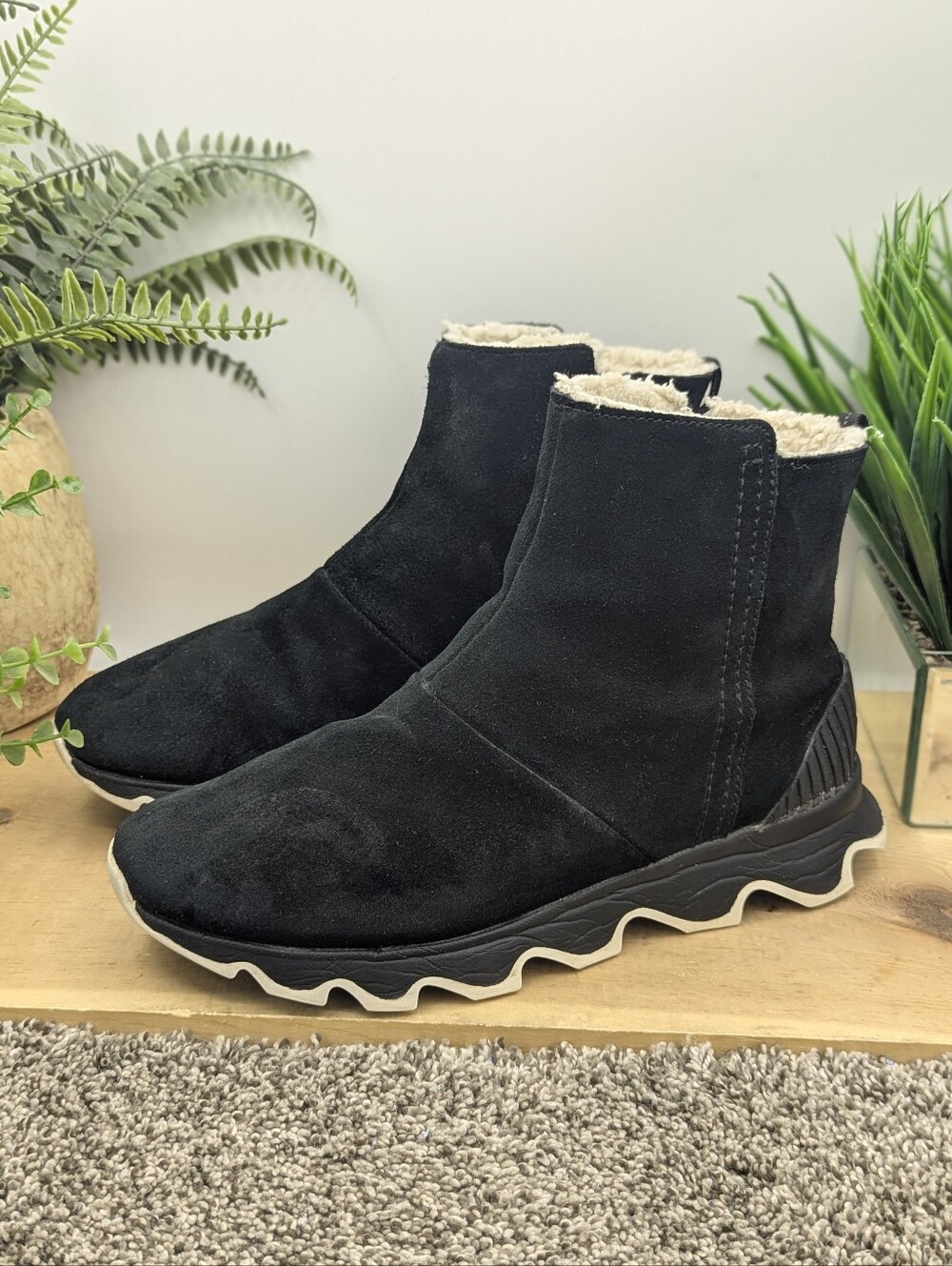 Sorel Kinetic Black Suede Women's Size 10 Waterproof Walking Casual Short Boots